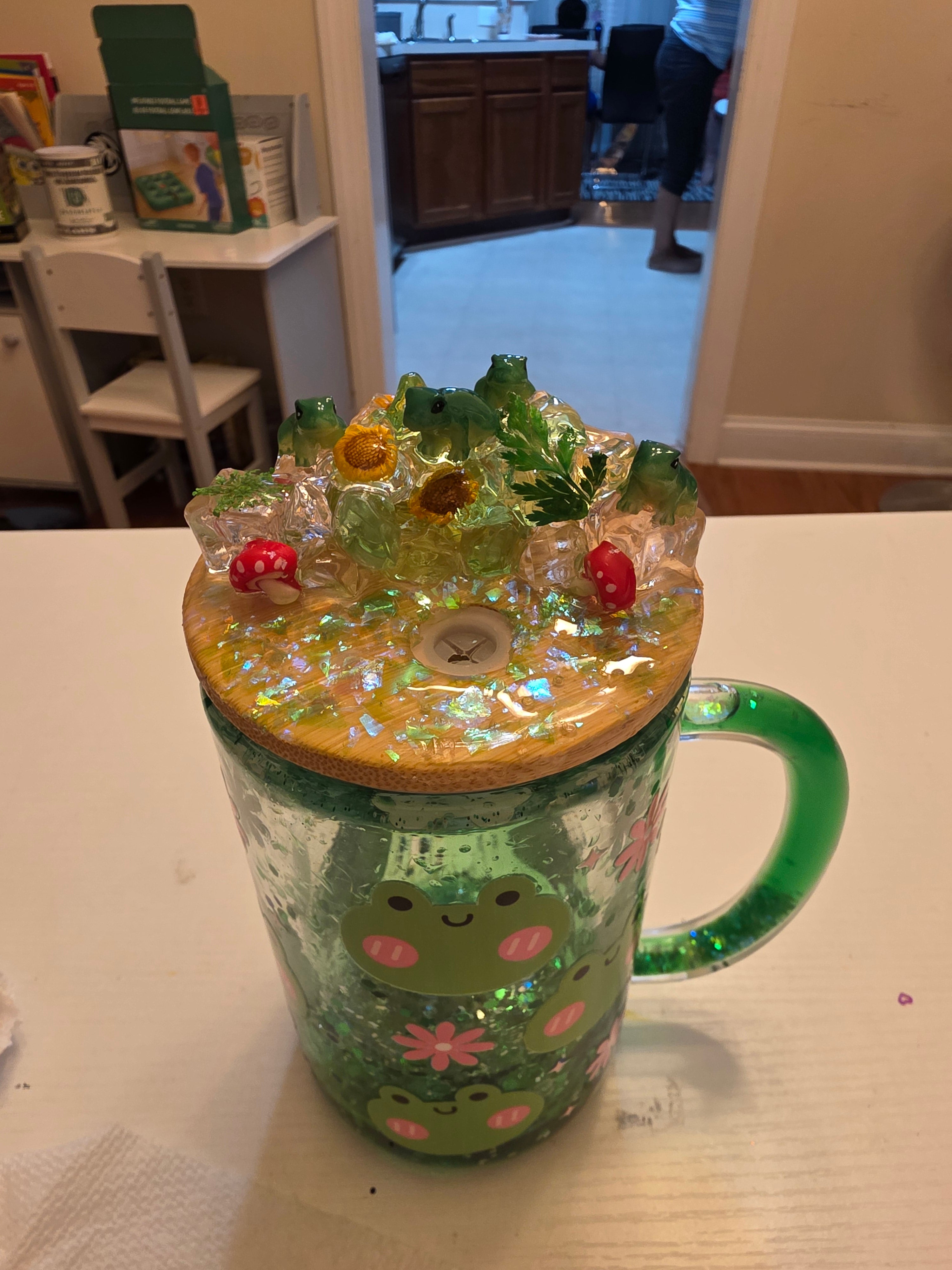Taza estilo rana tapa decorada y líquido 32 0z